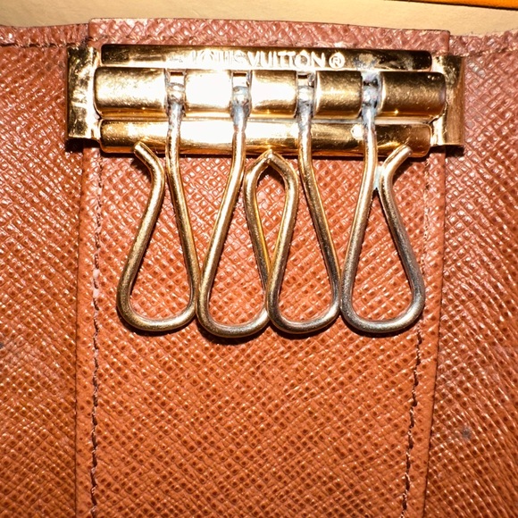 Louis Vuitton four key holder - Picture 3 of 7